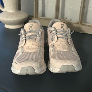 Women’s 6.5 On Cloud 5 Sneakers shell/white